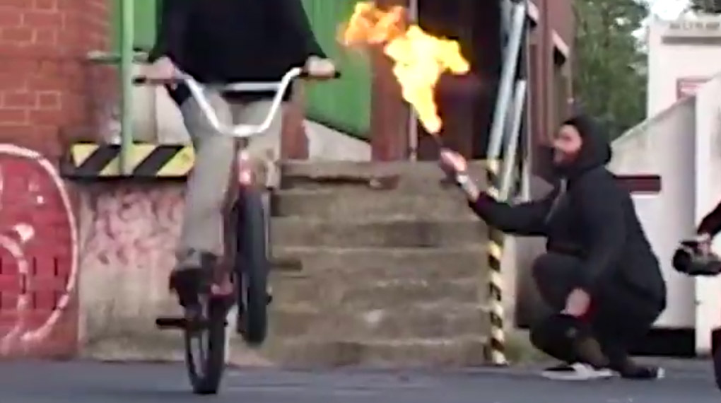 Der Cremich BMX Street Jam 2019 in Hannover war hella lit. Checkt das Video von dem norddeutschen Grindsportspektakel bei uns auf der Seite.