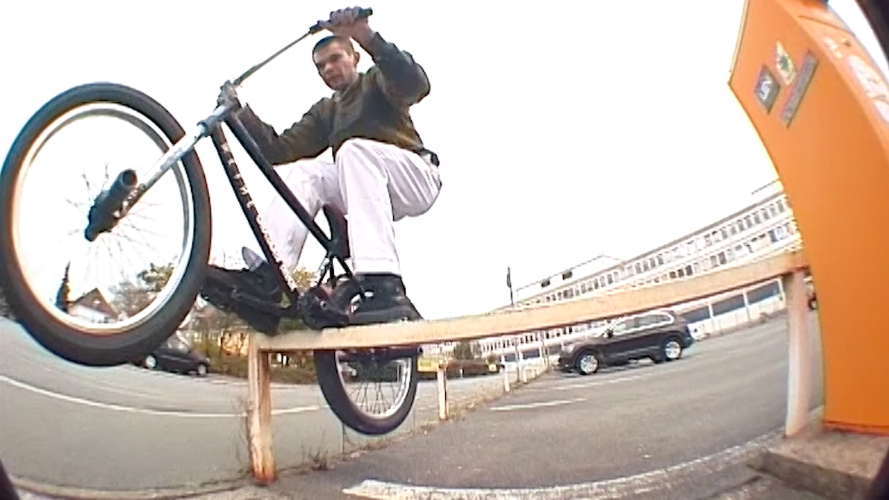 David Schaller beweist in Bad Karma aka seinem ersten eigenen Solopart, dass er nicht nur hinter, sondern auch vor der Kamera eine gute Figur macht.