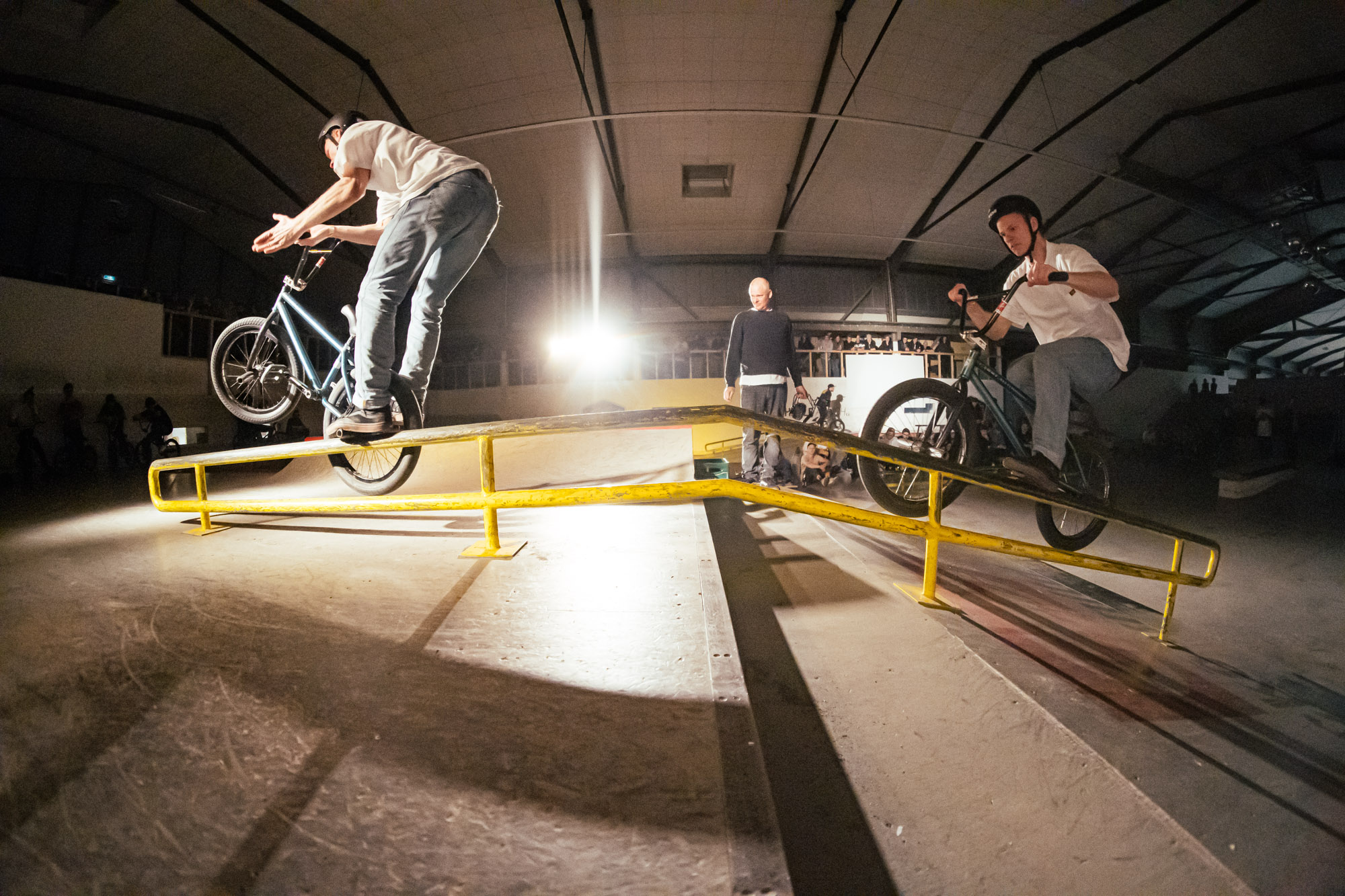 Malte Thumann mit einem der besten Moves des Best-Rail-Contests: Uprail to Rocket Ice Barpin. Im Hintergrund sehen wir übrigens The Medialist dabei, wie er den Clip verpasst