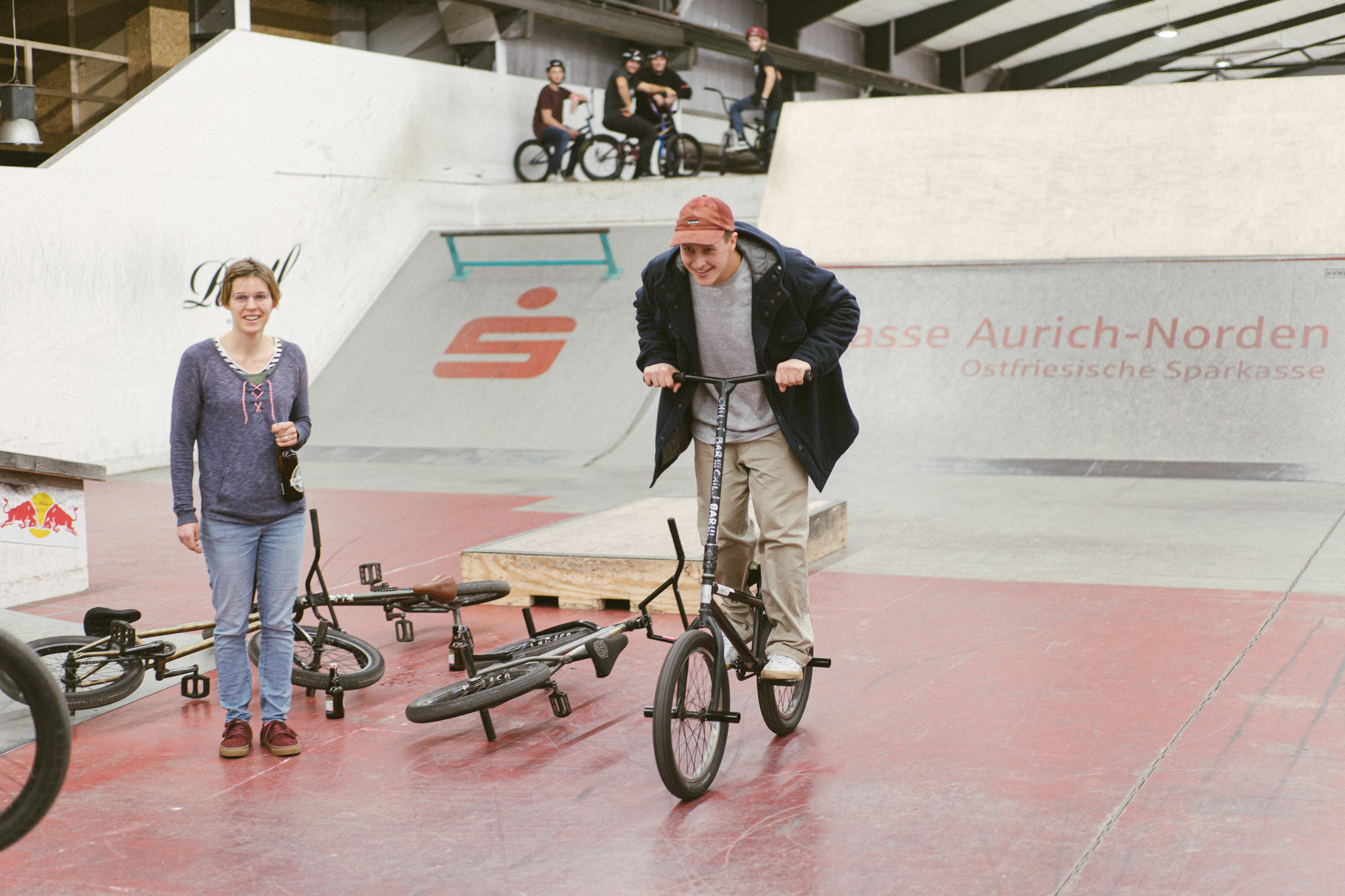 Kein Adventsjam ohne sinnlose und gefährliche Spiele! In diesem Jahr gab es unter anderem die Cilli-Bar-Bike-Challenge, in deren Verlauf Alex Stinshoff einen Railride und Felix Stinshoff einen Backflip machten, bevor Sikharin Supanmart dem Gerät bei einem Sprung über eine Bank-to-Bank-Hip den Lenker abriss und nur knapp dem Tod entkam