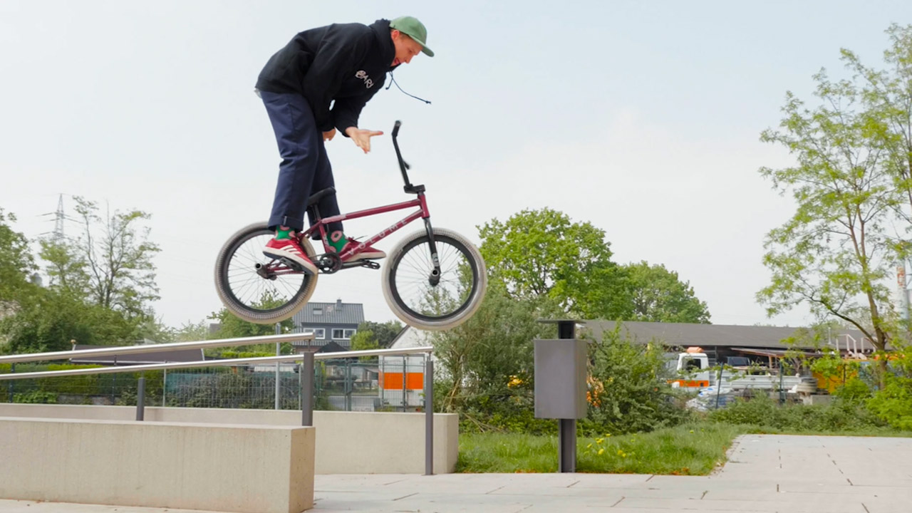 Alex Stinshoff hat für SIBMX, Volume Bikes und Demolition Parts einige der besten Spots des Ruhrpotts nach allen Regeln der Grindsportkunst durchmassiert.