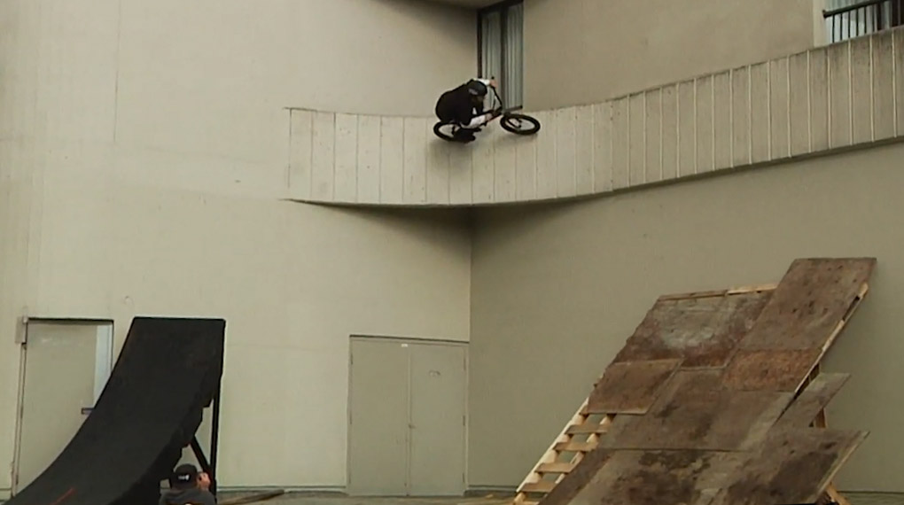 Corey Walsh ist komplett irre und wenn der Cult-Fahrer ein neues Video droppt, solltet ihr alles stehen und liegen lassen, um es euch sofort anzugucken.