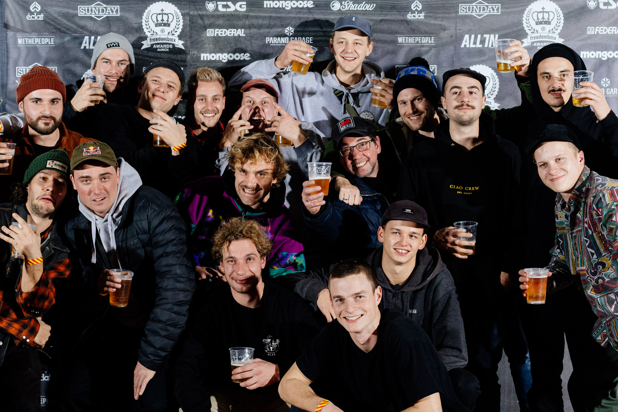 Bevor in der Skatehalle Aurich zum 8. Mal die freedombmx Awards verliehen wurden, hieß es für die Gäste unserer Preisverleihung: Antreten vor der Fotowand!