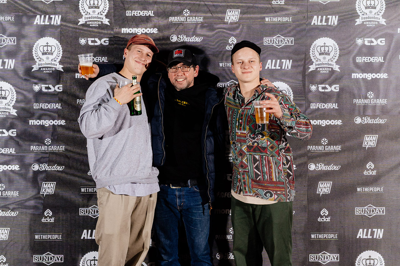 Und noch zwei Brüder: Alex (links) und Felix (rechts) Stinshoff nehmen Bodo Hellwig von SIBMX in die Mitte