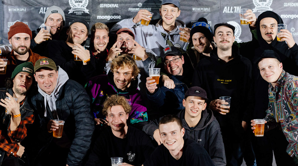 Bevor in der Skatehalle Aurich zum 8. Mal die freedombmx Awards verliehen wurden, hieß es für die Gäste unserer Preisverleihung: Antreten vor der Fotowand!