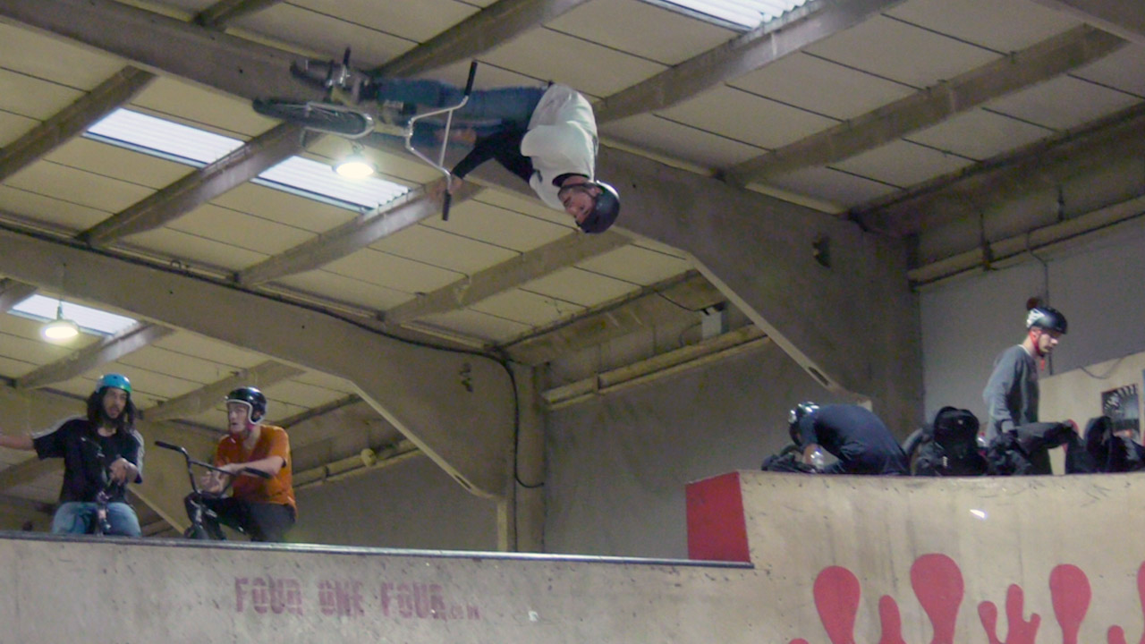 Das Team vom Backyard e. V. war im Adrenaline Alley Skatepark zu Besuch. Hier ist unser Video von ihrer Stippvisite in einem der besten Indoorparks der Welt