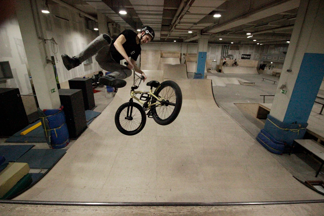 Tailwhip Air mit dem neuen Hobel in der P5 Skatehalle Bremen, wo Arne Knattert übrigens auch hinterm Tresen steht; Foto: Magga