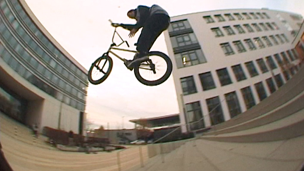 Hmm, lecker! Das neue Video von Artur Meister für Kink BMX X Traffic Distribution wird deinen Augen genauso gut schmecken wie deinen Ohren. Versprochen!