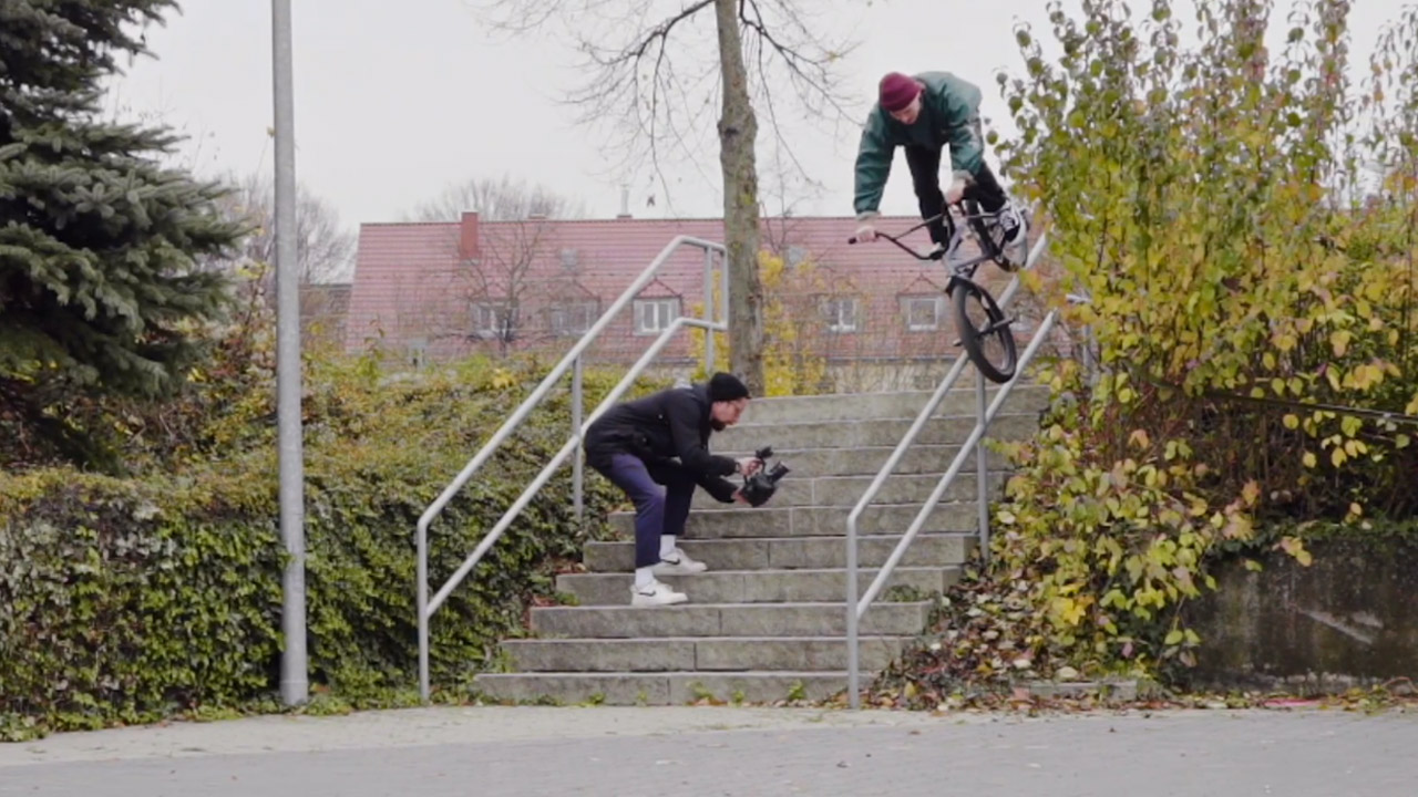 So gut! Bevor Felix Donat in Kürze nach Freiburg zieht, hat er für sein neuen kunstform-Video einige Missionen in seiner alten Heimat abgehakt.
