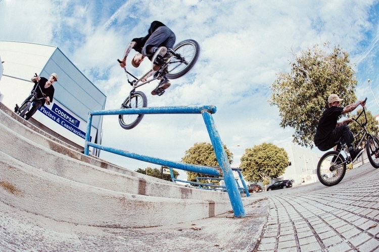 Felix Prangenberg, 180 to Fakie Oppo Tooth 180 off am Ende einer Line; Foto: Merlin Czarnulla