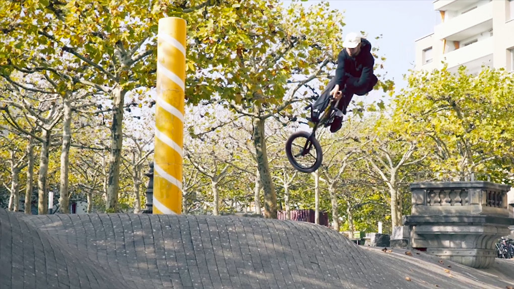 In eigener Sache: Das "Best of 2019"-Video des kunstform BMX Shops wird von unserem Mitarbeiter des Monats mit einem steezy E-Scooterclip eröffnet.