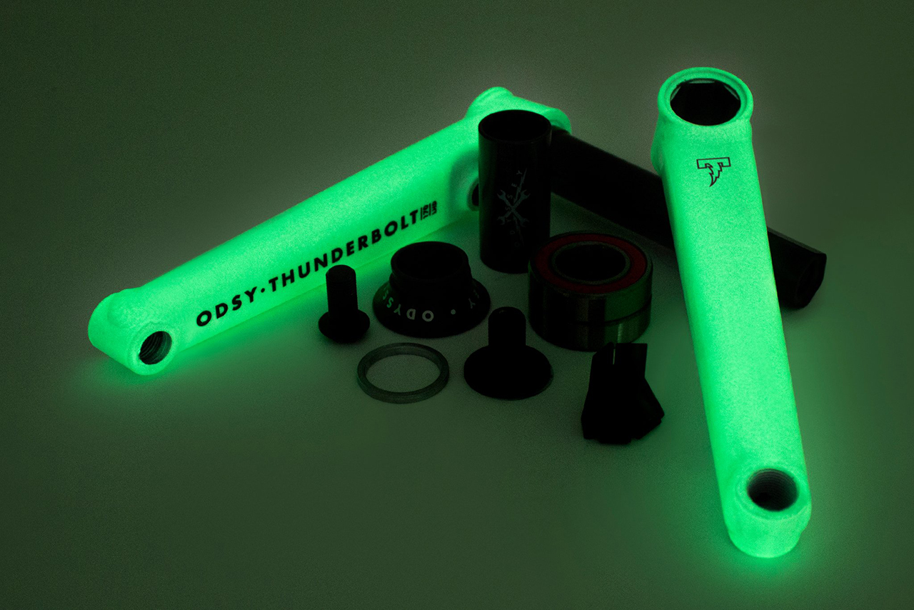 Und last, but not least in dieser Reihe haben wir hier noch die bewährten Thunderbolt Cranks (165, 170 und 175 mm, RHD oder LHD), die nun ebenfalls Dunkeln leuchten