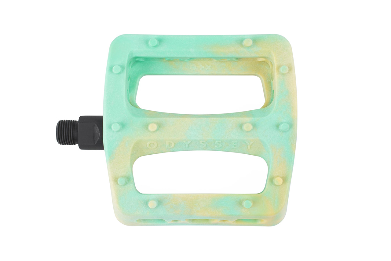 Weiter im Text geht es mit den Twisted Pro Pedals, die von Odyssey einige neue Farben spendiert bekommen haben. Hier haben wir die Sherbet-Swirl-Version