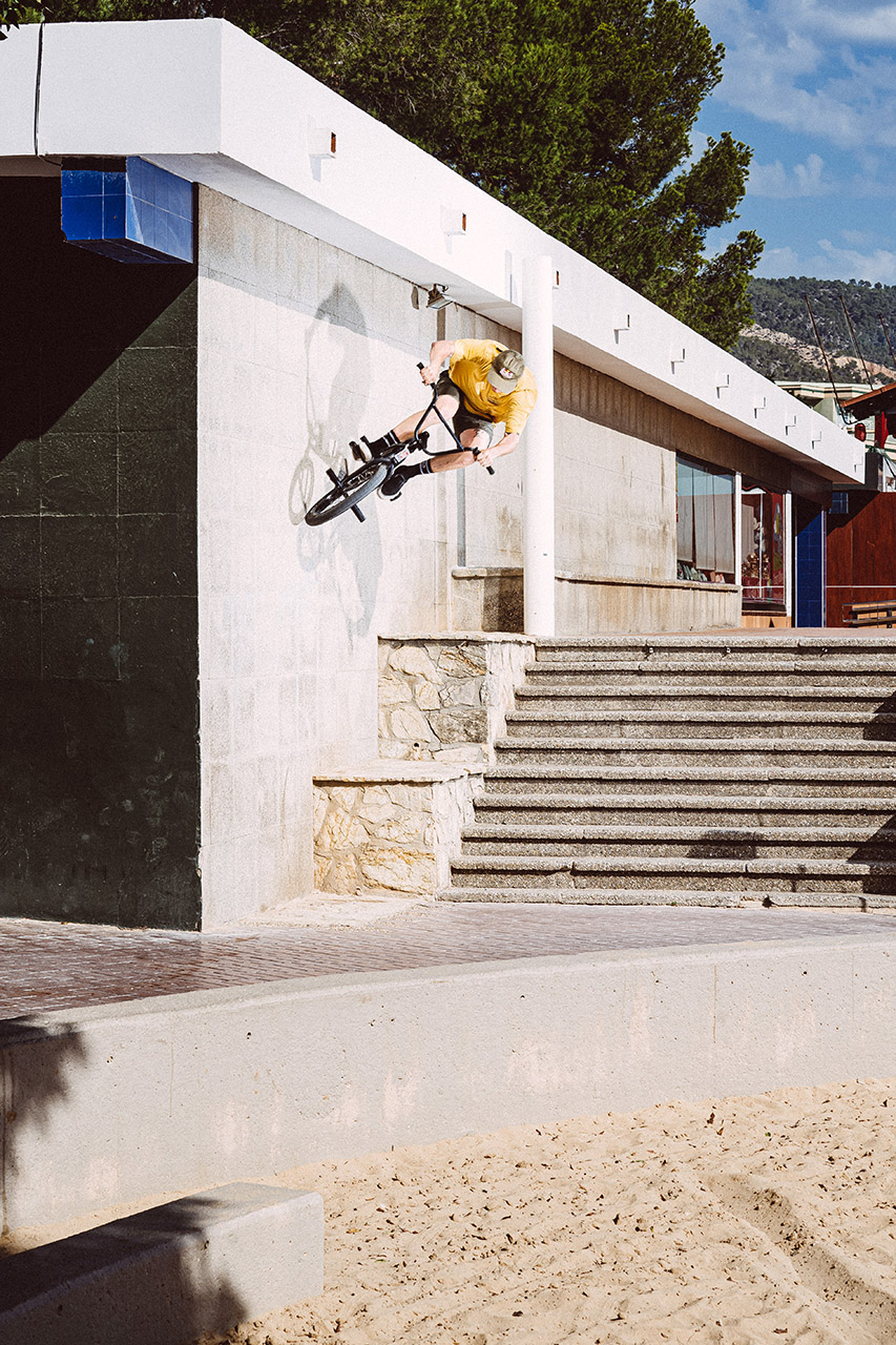 Wallride mit Hindernissen: Bevor dieser Trick von Bruno Hoffmann im Kasten war, musste erst noch der lokale Sicherheitsmann davon überzeugt werden, dass niemand verklagt wird; Foto: Merlin Czarnulla