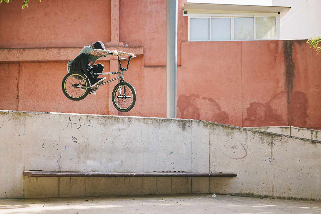 Felix Prangenberg, Hop über die Ledge zum Anfang einer Line: Foto: Merlin Czarnulla