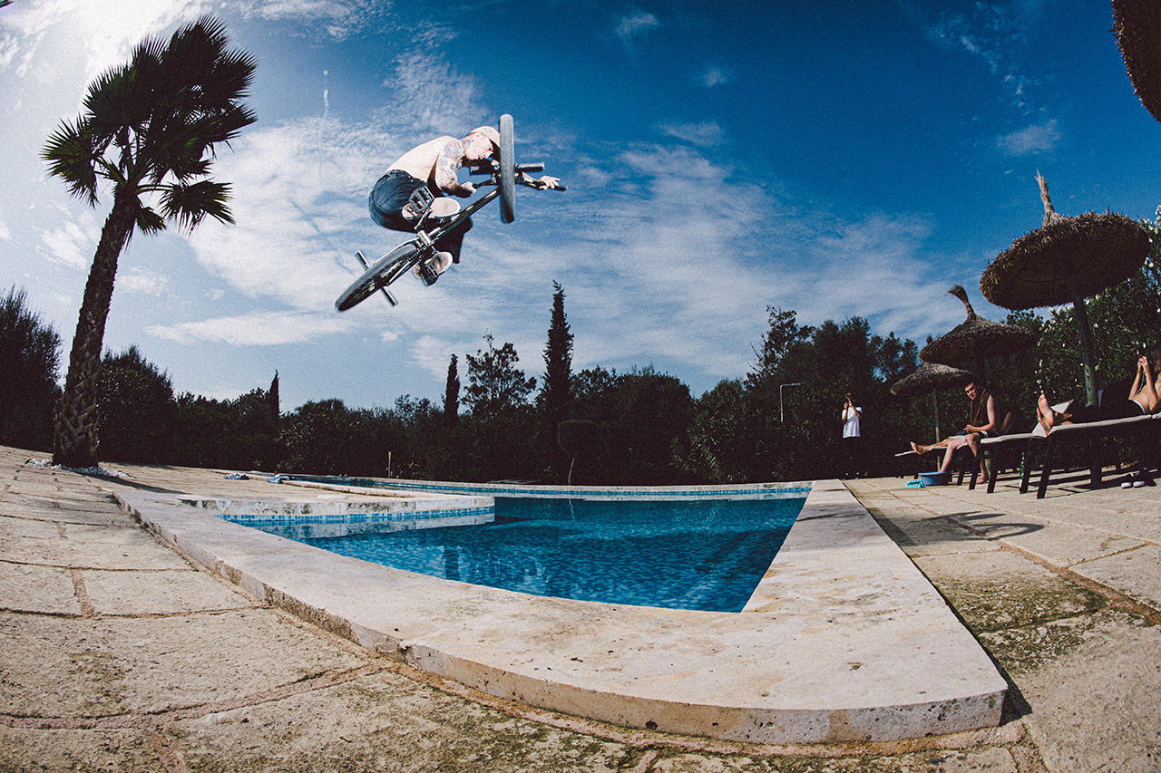 Felix, Bump Jump to Tabletop über den Pool; Foto: Merlin Czarnulla