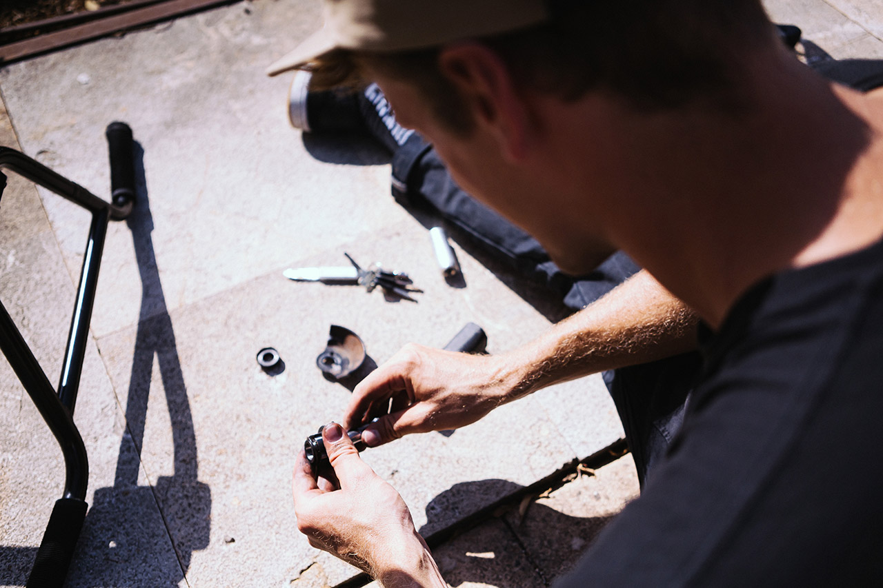 Weniger gutes Leben: Mo brach direkt am ersten Spot des Trips seine Hinterradnabe. Was auf Malle ein Problem ist, denn es gibt dort keinen richtigen BMX-Shop