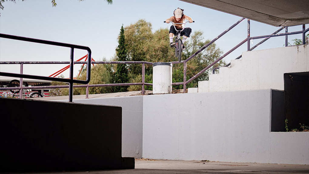 Ein Teil des Streetteams von SIBMX hat sich eine Woche lang auf den Straßen Athens rumgetrieben. Hier ist das Video von ihren Eskapaden.