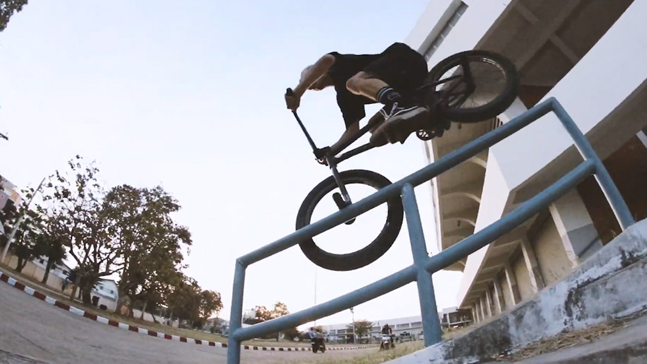 Der SIBMX-Fahrer Adrian Warnken war vor Weihnachten in Thailand, um zum Jahresende noch mal in Shorts und T-Shirt zu fahren. Hier ist sein Urlaubsvideo.
