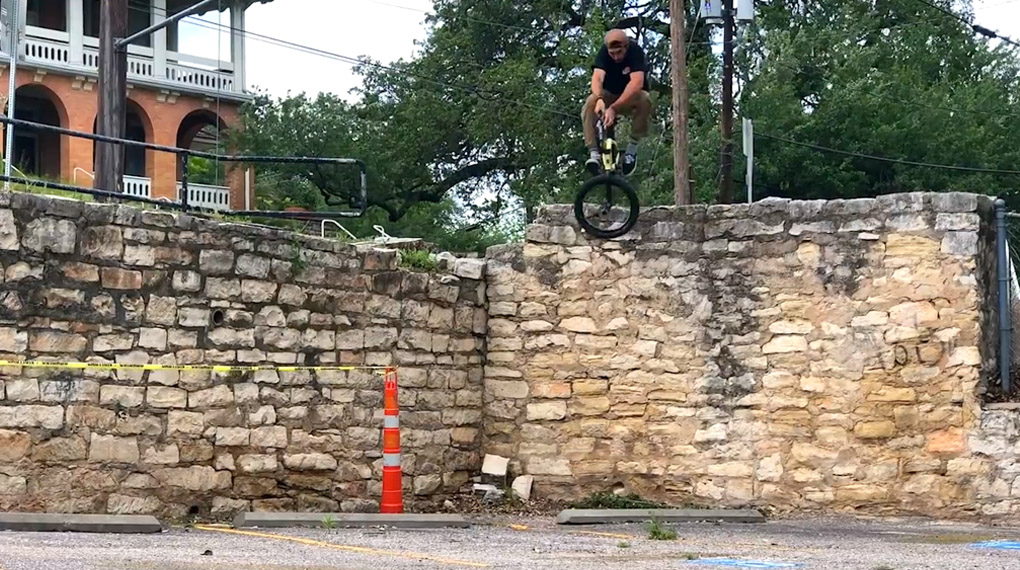 Brett Silva hat sich für dieses Video hart gegönnt. Kein noch so harter Drop und kein noch so unschuldiges T-Shirt waren vor dem Sunday-Bikes-Fahrer sicher.