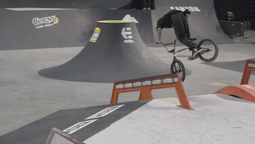 Wie bereits im vergangenen Jahr hat Felix Prangenberg auch auf der Simple Session 2020 wieder den 1. Platz in BMX Street abgeräumt. Hier ist sein Run.