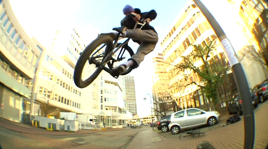 Egal ob technisches Curbgefrickel, harte Stunts oder steezy Klassiker – Felix Prangenberg ist ganz vorne mit dabei. Checkt sein erstes Video für éclat.