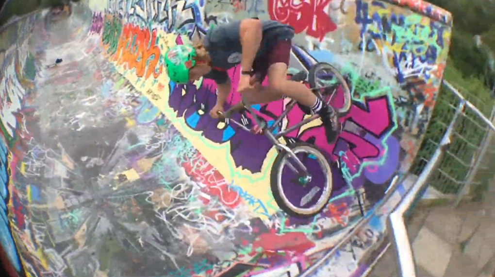 Konsty Rudobashta bewegt sich in seinem Welcome-Edit für den kunstform BMX Shop abseits ausgetretener Trick-, Spot- und Musikpfade.