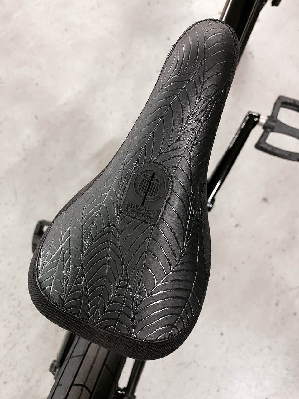 Colony hat Jayden Fuller mit dem Plume Seat einen eigenen Signaturesattel spendiert, den es neben der Slimversion, für die sich Marcel entschieden hat, auch in fett gibt