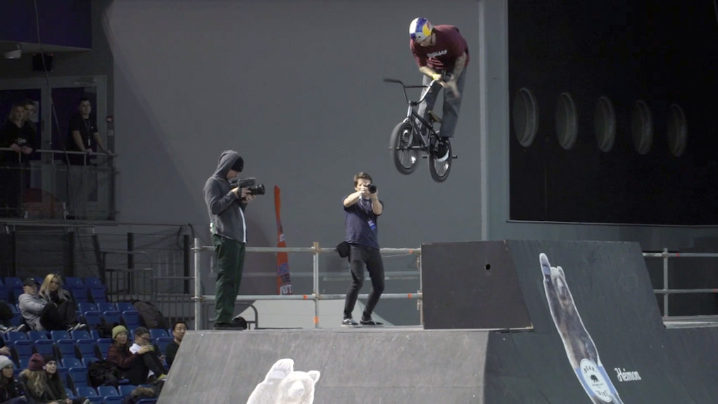 So viel Pop! Hier sind die beiden Runs, mit denen Broc Raiford das BMX Street Qualifying auf der Simple Session 2020 in Tallinn (Estland) gewonnen hat.