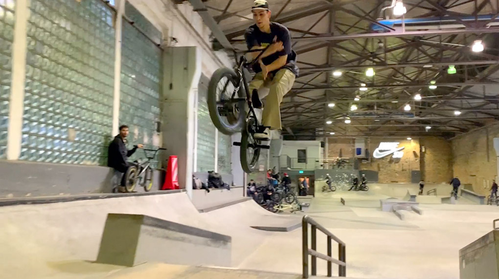 Auch bei der 3. Auflage der Winter Escape Session von dem kunstform BMX Shop und Subrosa in der Skatehalle Berlin ging es wieder gut zur Sache.