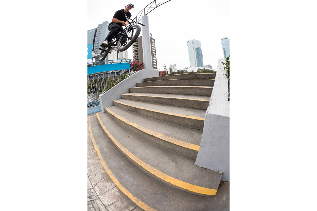 Es gibt nicht wenige Menschen, die würden sagen, dass Lewis Mills auf diesem Foto einen Switch 180 Bar macht. Wir sind uns aber ziemlich sicher, dass er nicht switch, sondern oppo ist