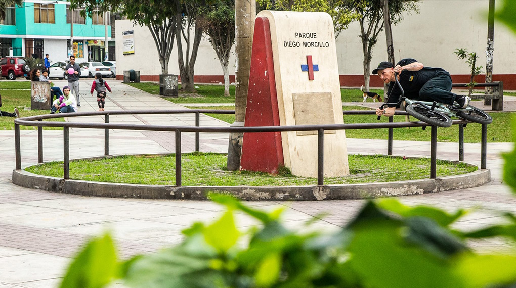 In "VANS BMX: Grey" treiben Alex Donnachie, Anthony Perrin, Bruno Hoffmann, Dan Lacey, Dennis Enarson, Lewis Mills & Simone Barraco in Lima ihr Unwesen.