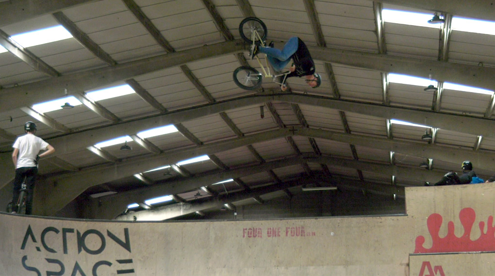 Hier sind ein Schwung Leftovers, Stürze und second angles aus unserem Video vom Trip des Backyard e. V. nach Corby (UK) in den Adrenaline Alley Skatepark.