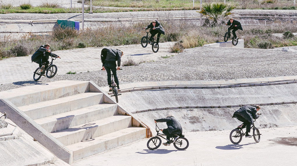 Bruno Hoffmann, Kilian Roth und Moritz Nußbaumer zerlegen in Hellikon die verlassene Kanustrecke der Olympischen Spiele 2004 in Athen.