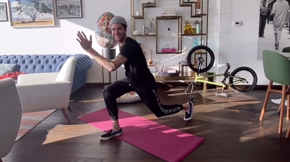 Flatlandsuperstar Matthias Dandois zeigt euch einen knapp halbstündigen COVID19-Workout, mit dem ihr euch in Zeiten der Pandemie zu Hause fit halten könnt.