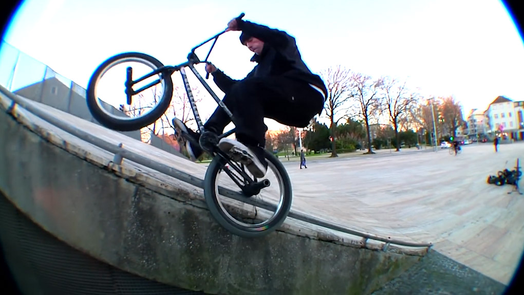 Julian Arteaga ist jetzt auf Doomed Brand und hat zum Einstand gleich mal Felix Prangenberg und Dan Coller den Ender im neuen "Hope"-Mixtape weggeschnappt.