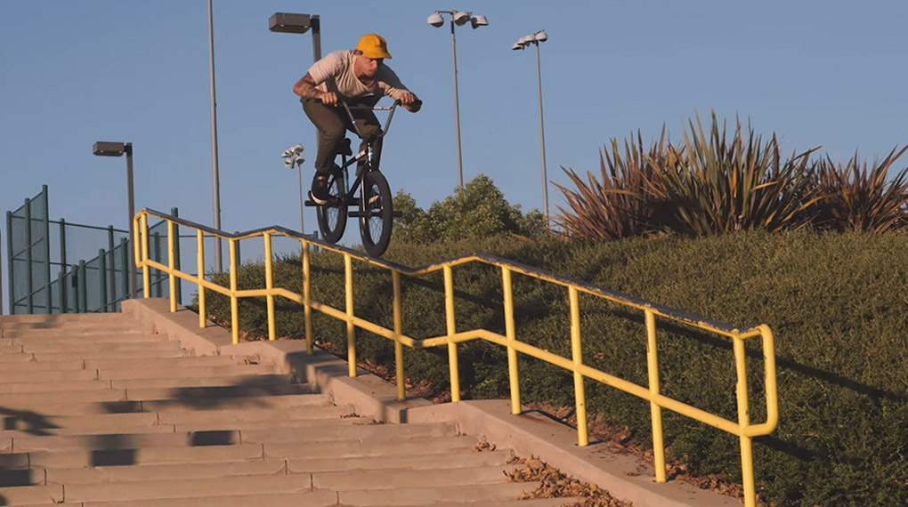 30 Minuten Dauerfeuer: Das "Champagne"-Video von Kink ist von hinten bis vorne randvoll mit unnormal krassen Sections. Auf keinen Fall verpassen!