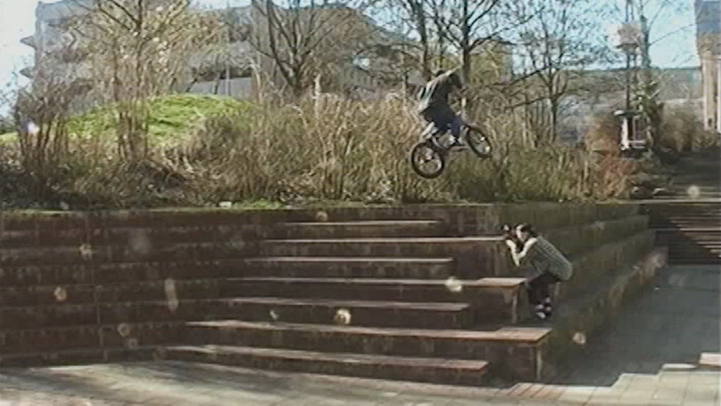 Nico van Loon eskaliert in seinem neuen Video für SIBMX X Fiend X Merritt auf den Straßen von Portugal, Teneriffa, Köln und Umgebung. Jih-jiiih!