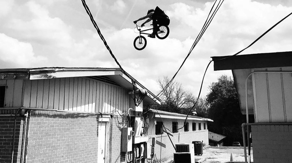 Sean Burns ist einer der härtesten Streetfahrer ever! Nach einem schweren Sturz braucht der Mann hinter Bone Deth nun die Hilfe der BMX-Community.