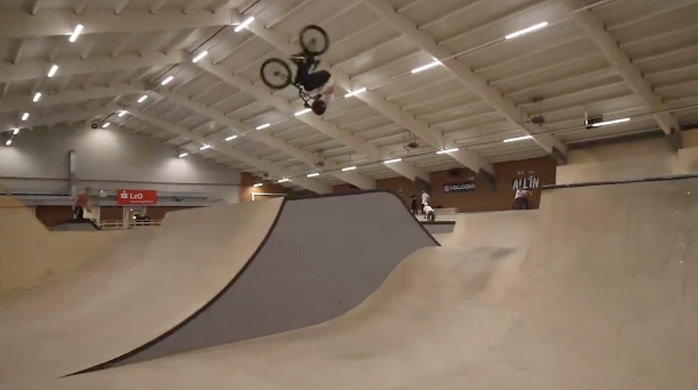 Tjark Petermann nennt mit gerade mal 16 Jahren bereits ein beachtliches Trickrepertoir sein eigen. Hier ist das neue Video des Oldenburger Nachwuchsfahrers.