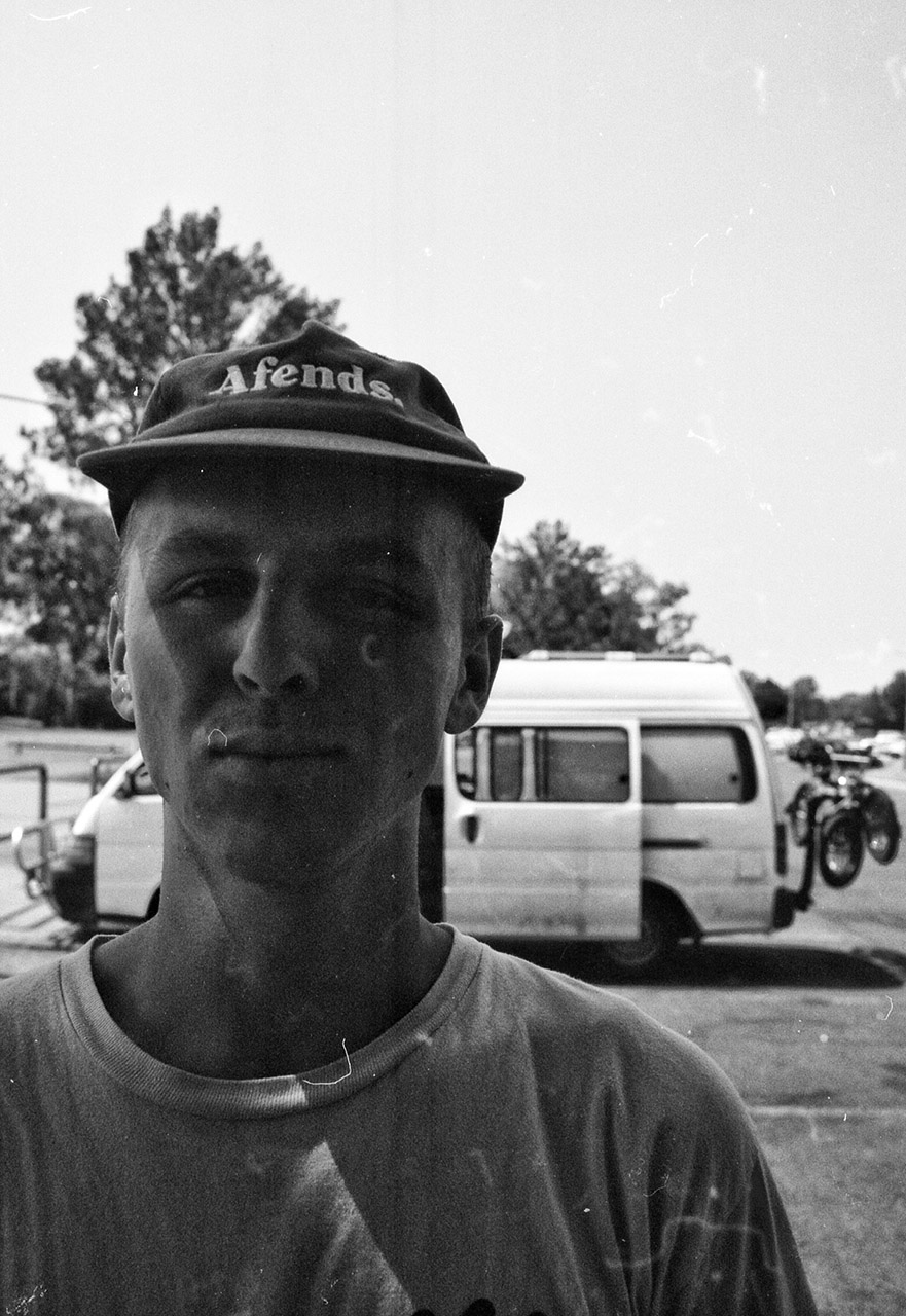 Analogportait von Angelo, im Hintergrund der Bus in voller Länge