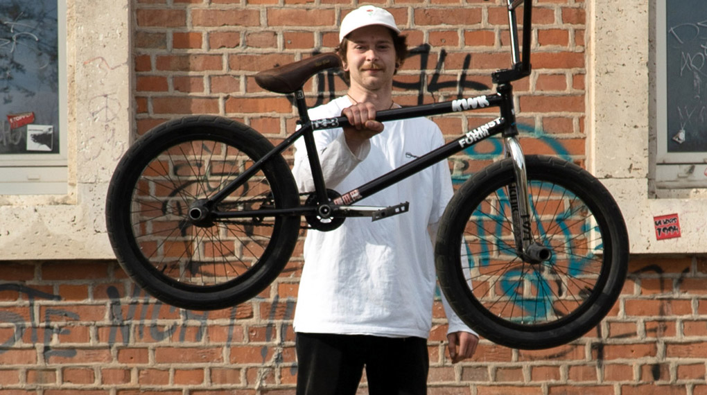 Artur Meister hat von Traffic Distribution einen neuen Rider spendiert bekommen. In unserem Bikecheck vertritt der Kink-Teamfahrer eine unpopuläre Meinung.