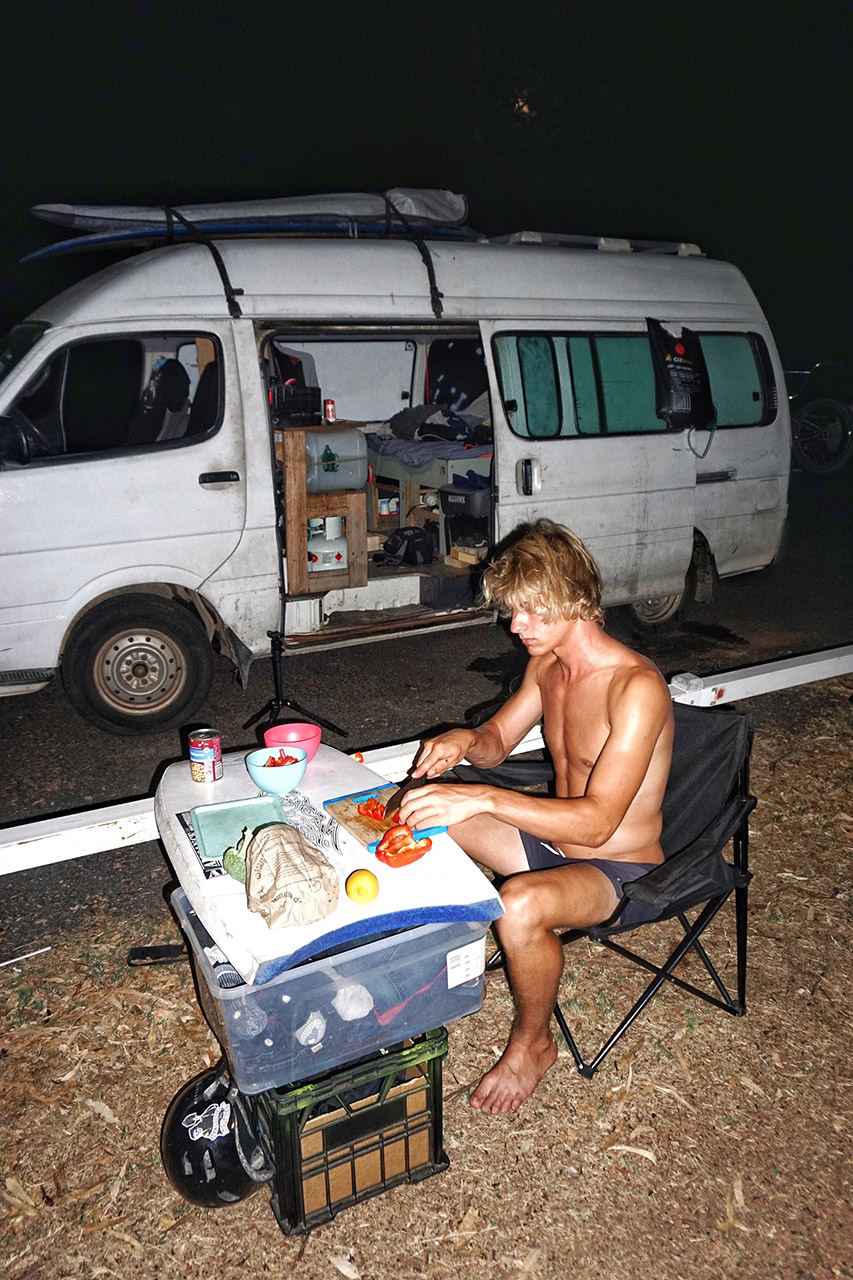 Was Kochen angeht, wurde sich täglich abgewechselt. Das Bodyboard lag ziemlich zu Anfang des Trips lose am Strand rum und wurde dann von uns als Tisch verwendet