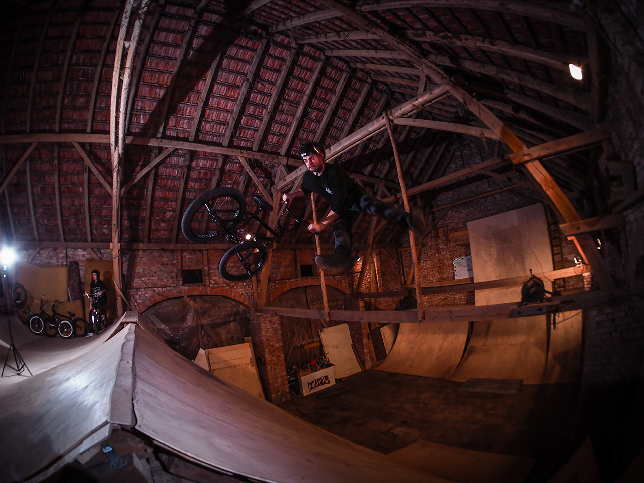 Paul Jenda, Tailwhip über einen der beiden riesigen Step-ups im BMX Stadl