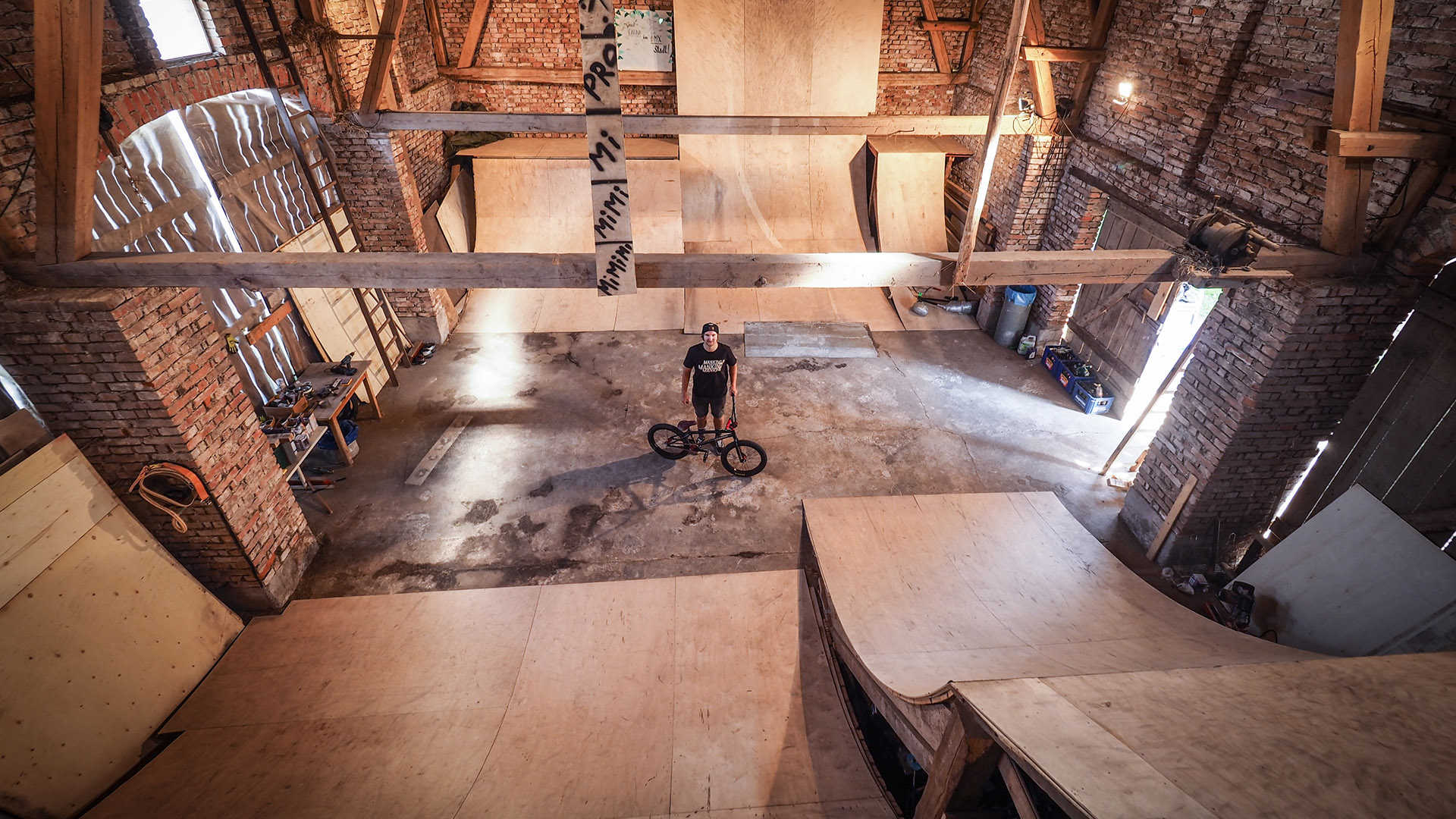 Jonas Lindermair hat sich einen Traum erfüllt, den viele von uns hegen: Er hat jetzt seinen eigenen Indoorpark. Sag "Hallo" zum BMX Stadl!