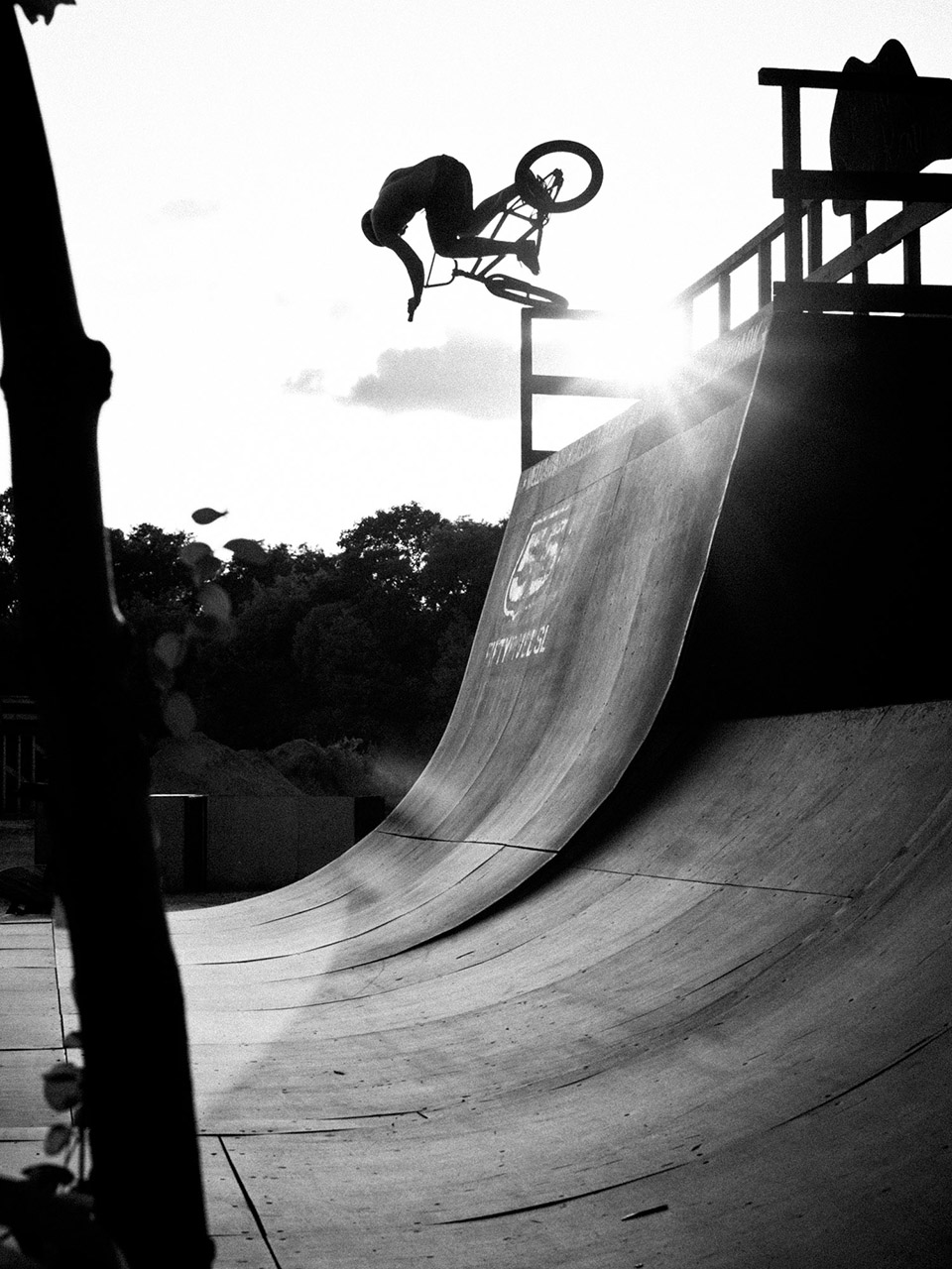 2012 / Christian Masur / Mellowpark Ich mag diese Bild, weil es zeigt, wie einfach es ist, BMX fahren zu gehen. Im Gegensatz zum Snowboarden oder Windsurfen braucht man nicht viel Equipment, eigentlich braucht man nur sein Bike und eine Boardsteinkante. Entstanden ist das Bild an einem ganz gewöhnlichen Mittwochnachmittag im Mellowpark, an dem ich zufällig meine Kamera dabei hatte.