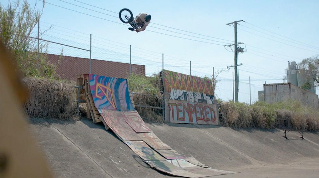 Cody Pollard ist neu auf Terrible One und macht in seinem Welcome-Edit das, was er am besten kann: haushoch aus riesigen Bowls schießen und dabei lächeln.