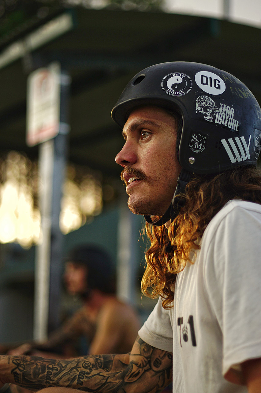 Goldenes lockiges Haar: Cody Pollard hat uns kurz vor Ende des Trips nochmal geholfen, die Batterie des Vans zu wechseln. Legend!