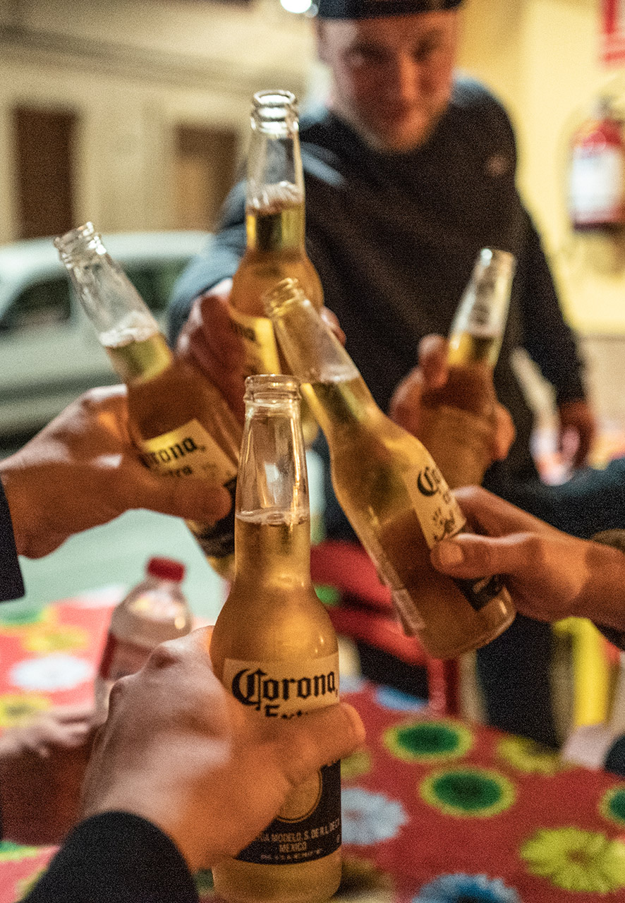 Als diese Foto im März 2018 auf dem Spanien-Trip mit der LuCru entstand, konnte noch keiner zu diesem Zeitpunkt erahnen, was es für Symbolkraft einmal haben würde! Es zeigt namentlich das, was 2020 so ziemlich jede Facette unseres Zusammenlebens bestimmt. Es zeigt aber auch Freundschaften, die stark sind und sogar „social distancing“ überdauern, die Freude am Leben feiern, die gestärkte Reiselust mit und ohne Rad. Es ist Crew-Love!