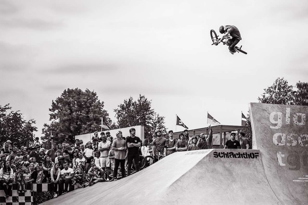 2017 / Daniel Juchatz / Tabletop Ich fotografiere eigentlich gerne BMX-Contest. Schließlich hat man nur selten viele sehr gute BMX-Fahrer an einem Ort. Und ich mag es, die Fahrer beim Practice zu beobachten und dabei herauszufinden, welche Transfers sie eventuell in ihren Runs machen. Während des Runs, gilt es genau in dem Moment an der richtigen Stelle zu stehen und das geplante Foto zu machen. Genauso ist auch dieses Bild von Ralle entstanden. Klar könnte ich mich auch mit dem Fahrer absprechen und das Bild im Practice schießen, aber ganz ehrlich, wo bleibt da die Herausforderung. (Nicht ganz klar ist, ob James Jones in der Mitte des Bildes gerade gähnt oder den Mund vor Begeisterung öffnet.)